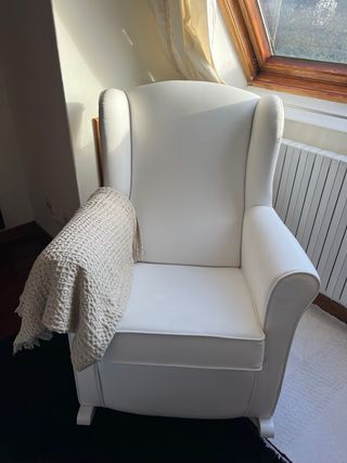 Butaca mecedora de polipiel blanca