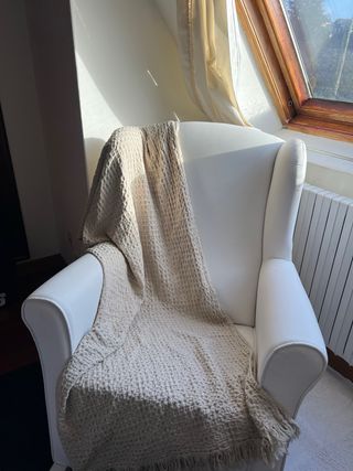 Butaca mecedora de polipiel blanca