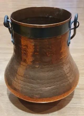 Cántaro grande antiguo de cobre con asas
