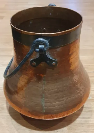 Cántaro grande antiguo de cobre con asas