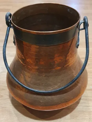 Cántaro grande antiguo de cobre con asas