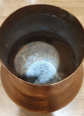 Cántaro grande antiguo de cobre con asas