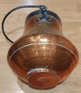 Cántaro grande antiguo de cobre con asas