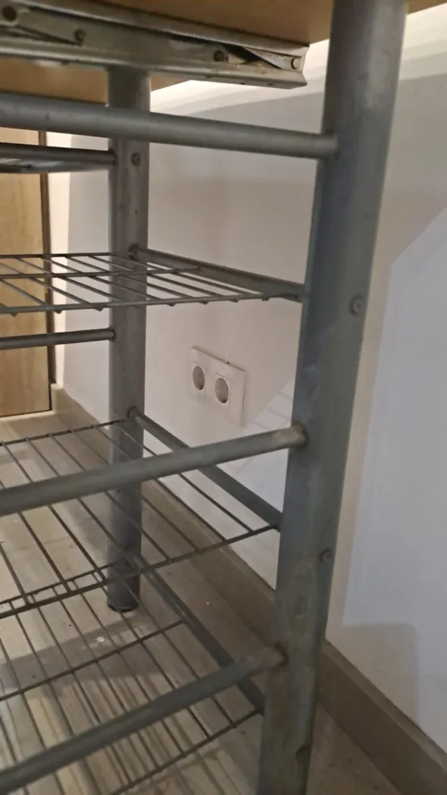 Mesa blanca con estanterías metálicas