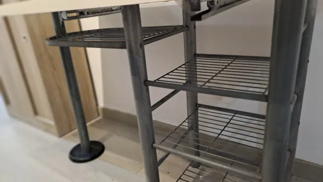 Mesa blanca con estanterías metálicas