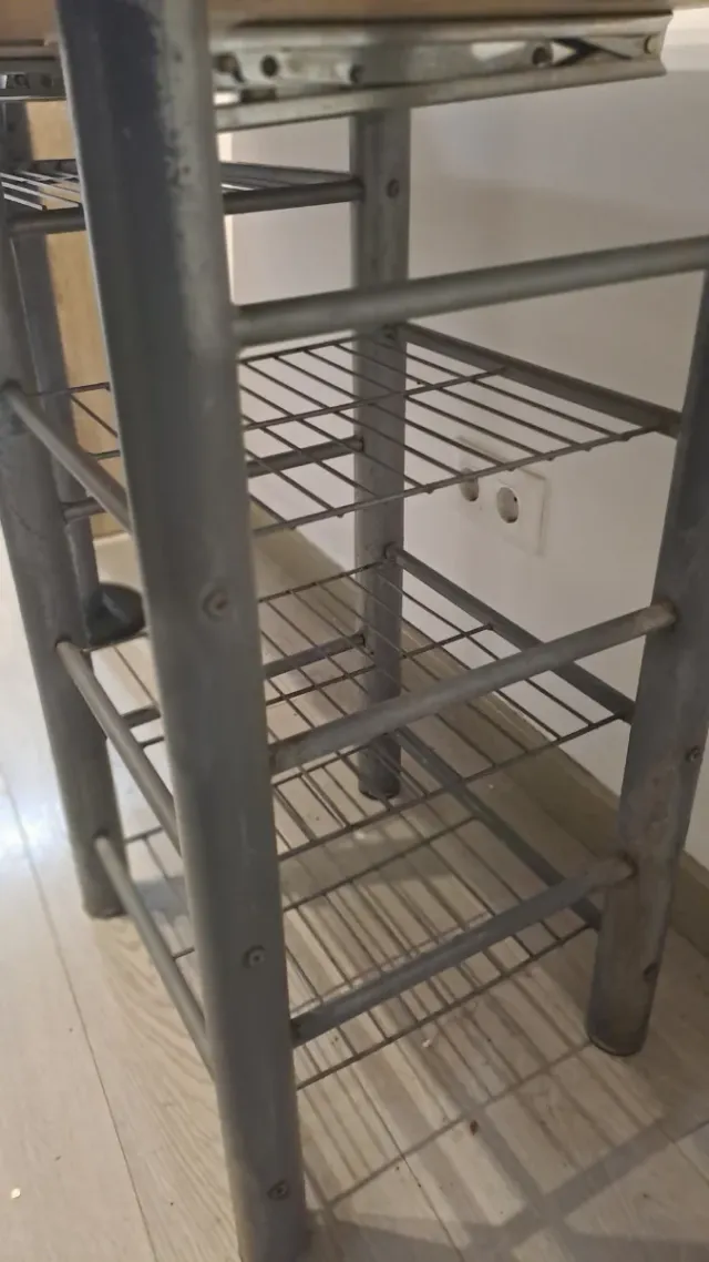 Mesa blanca con estanterías metálicas