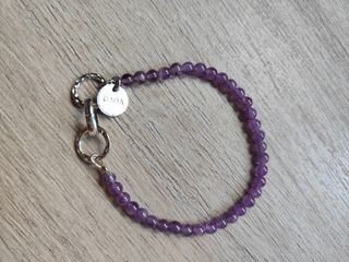 Pulsera de cuentas moradas con charm DADA