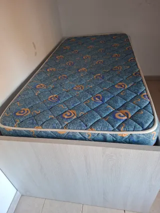 Habitación de nena, cama nido doble más armario.