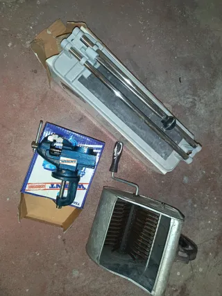Lote herramientas: cortador azulejo, tornillo, etc