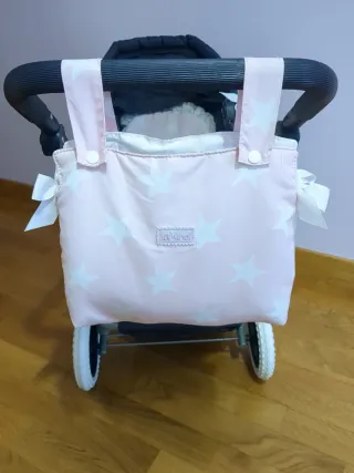 Carrito de bebé azul con capazo rosa