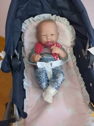 Carrito de bebé azul con capazo rosa