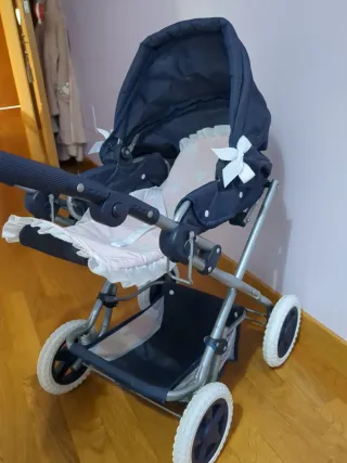 Carrito de bebé azul con capazo rosa