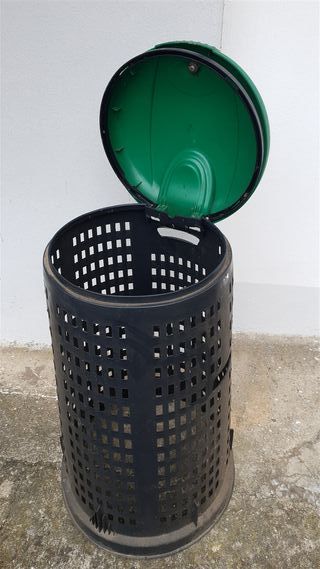 Bidone immondizia nero con coperchio verde