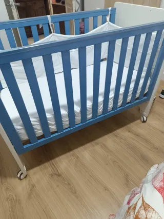 Cuna de bebé azul  colecho y blanca 60x120