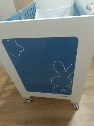 Cuna de bebé azul  colecho y blanca 60x120