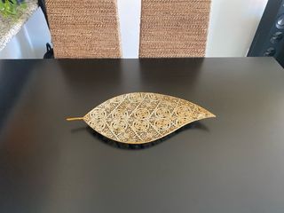 Mesa comedor Ikea negra y dorada