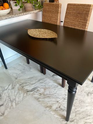 Mesa comedor Ikea negra y dorada