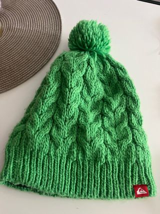Gorro Quicksilver verde con pompón