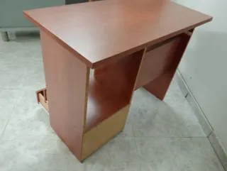 Escritorio y silla de madera