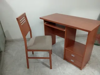 Escritorio y silla de madera