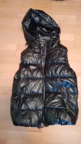 Gilet imbottito lucido con cappuccio