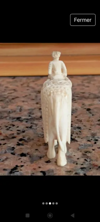 Elefante antiguo de hueso con jinete