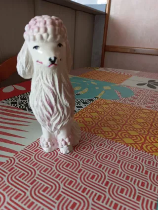 Figura de caniche blanco y rosa
