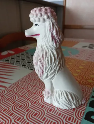 Figura de caniche blanco y rosa