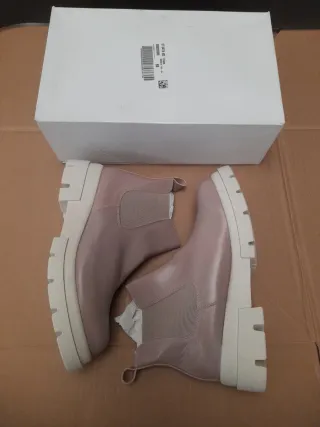 Botines de Piel Rosa con Suela Blanca