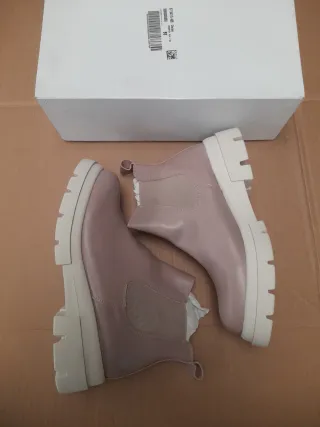 Botines de Piel Rosa con Suela Blanca