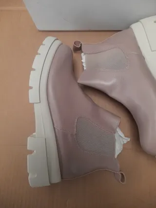 Botines de Piel Rosa con Suela Blanca