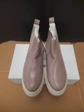 Botines de Piel Rosa con Suela Blanca