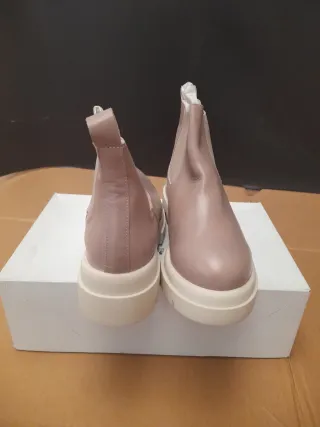 Botines de Piel Rosa con Suela Blanca