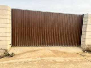 Puerta de parcela marrón