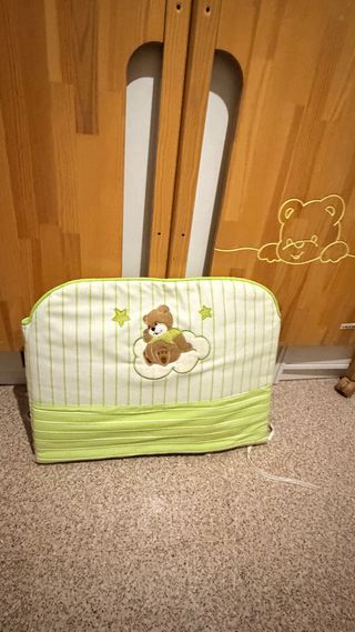 Cuna de madera con osito