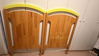 Cuna de madera con osito