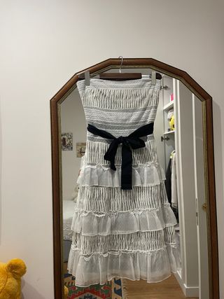 Vestido strapless con volantes