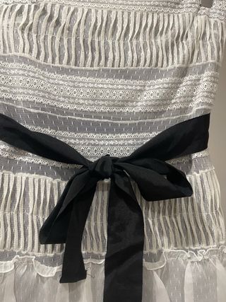 Vestido strapless con volantes