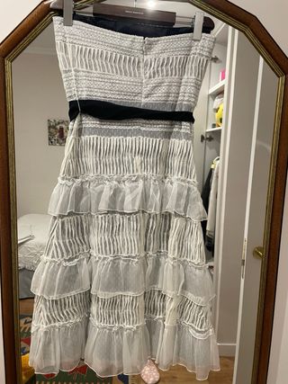 Vestido strapless con volantes
