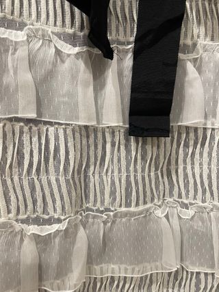 Vestido strapless con volantes