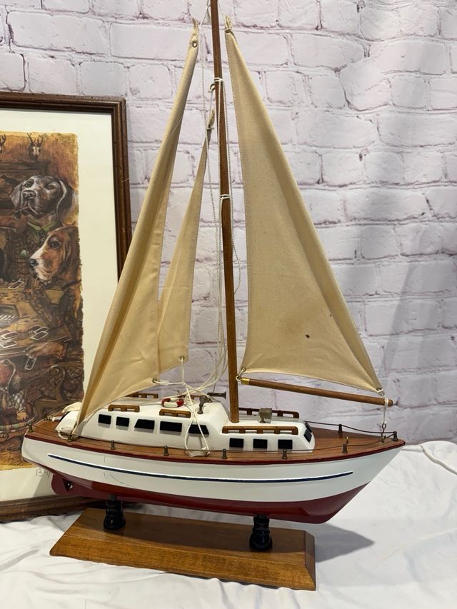 Barco de madera y tela