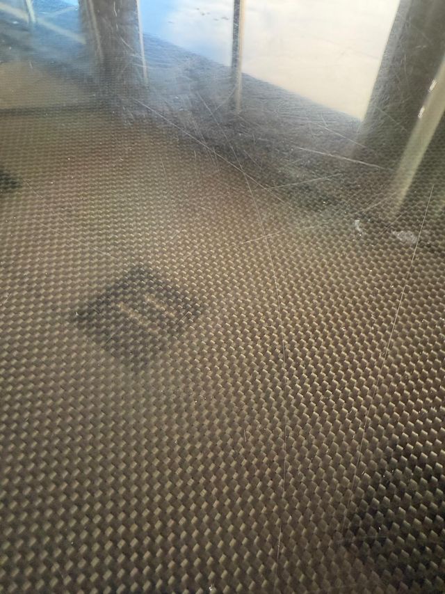 Mesa artesanal de madera y fibra de carbono