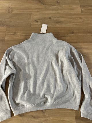 Sudadera gris con cremallera media