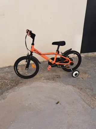 Bicicleta infantil B'TWIN naranja con ruedines