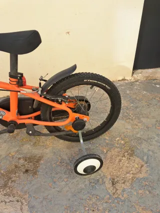 Bicicleta infantil B'TWIN naranja con ruedines