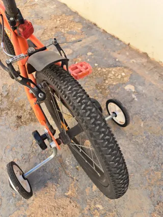 Bicicleta infantil B'TWIN naranja con ruedines