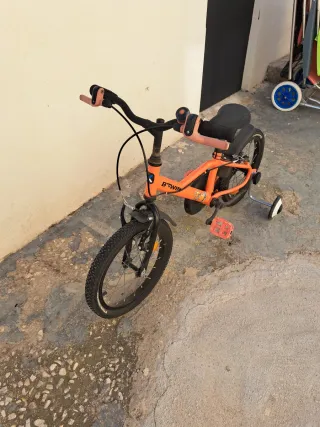 Bicicleta infantil B'TWIN naranja con ruedines