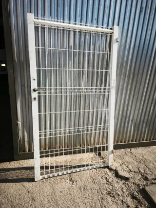 Puerta metálica blanca