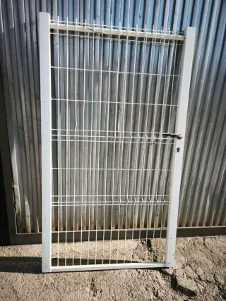 Puerta metálica blanca