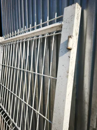 Puerta metálica blanca